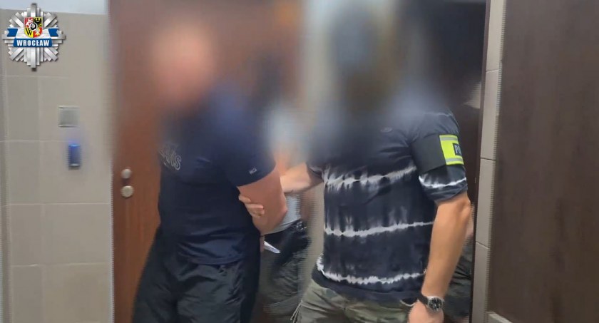  [ZDJĘCIA, VIDEO]- Kolejne uderzenie wrocławskich policjantów w narkobiznes – jedna sprawa i ponad 13 tys. porcji handlowych różnych środków odurzających oraz dwie osoby tymczasowo aresztowane