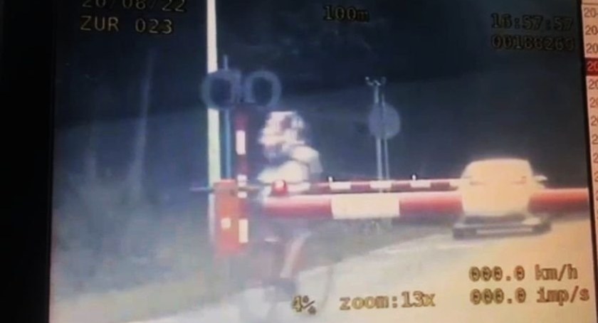 Ominął opuszczone rogatki i wjechał na przejazd kolejowy – wszystko to na oczach policjantów z grupy SPEED