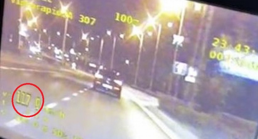 Chciała ścigać się z nieoznakowanym radiowozem Policji. „Wyścig” skończył się mandatem i zatrzymanym prawem jazdy