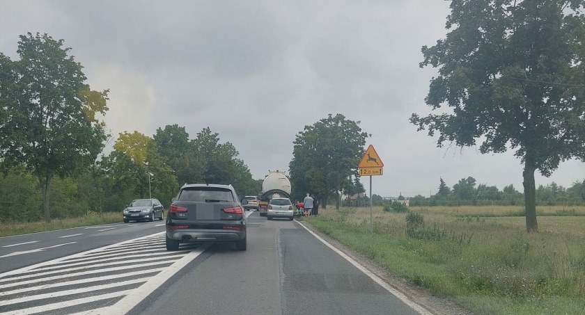 Groźny wypadek na DK94 na trasie Wrocław-Oława. Motocyklista wjechał pod naczepę tira