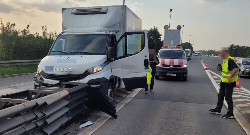Kłopoty kierowcy Iveco na bramkach w podwrocławskich Karwianach. Uwaga na utrudnienia na jezdni w kierunku Katowic