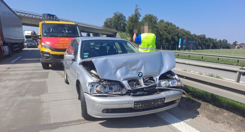 Awaria busa i kolizja dwóch osobówek na 127 kilometrze A4 w kierunku Wrocławia. Uwaga na utrudnienia