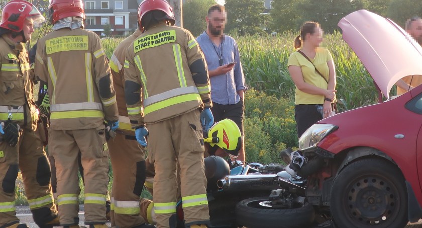 Wypadek na DK94 w Siechnicach. Motocyklista uciekł z miejsca zdarzenia. Jedna osoba została ranna