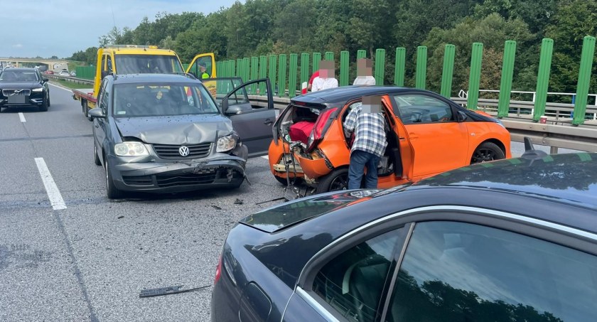 Wypadek na 132 kilometrze autostrady A4 w kierunku Wrocławia. Ruch odbywa się jednym pasem jezdni