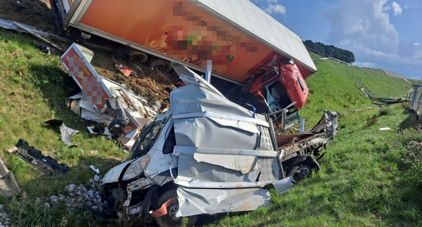 Ciężarówka dosłownie zmiotła busa z pasa awaryjnego na S3. Oba pojazdy wypadły z drogi