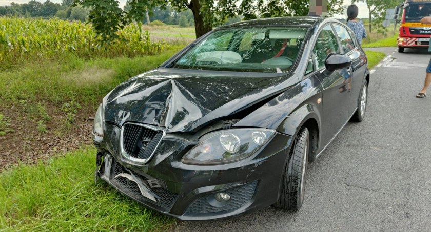 Kolizja trzech aut na trasie Kostomłoty- Kąty Wrocławskie. Kierowca busa odjechał z miejsca zdarzenia