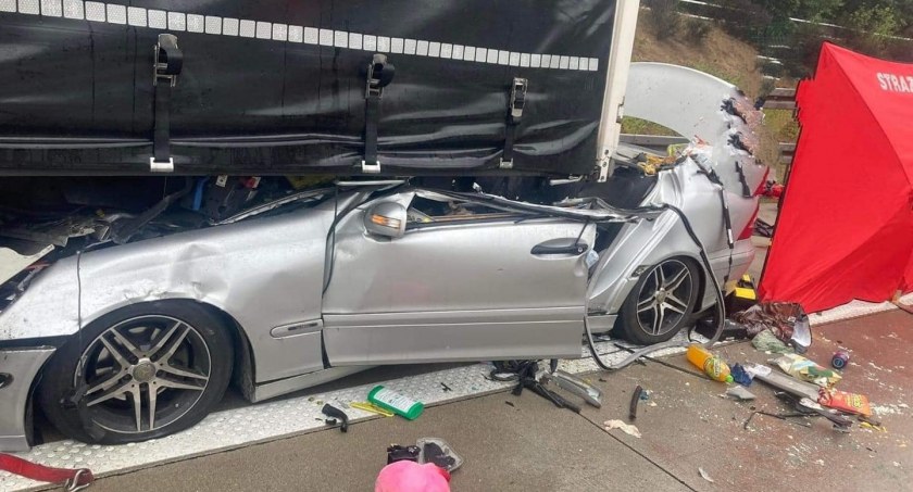 Śmiertelny wypadek na A4. Autem podróżowało małżeństwo z dzieckiem