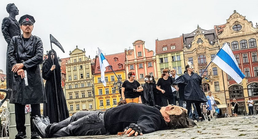 Rosjanie wyrazili sprzeciw wobec agresji Putina. Na wrocławskim Rynku obalili pomnik Feliksa Dzierżyńskiego
