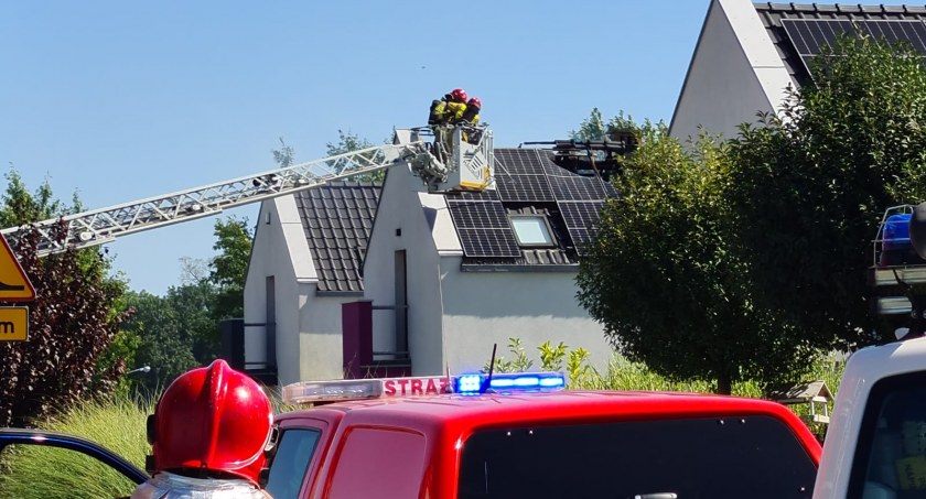 Pożar domu w Bielanach Wrocławskich. Na miejsce zadysponowano 8 zastępów straży pożarnej