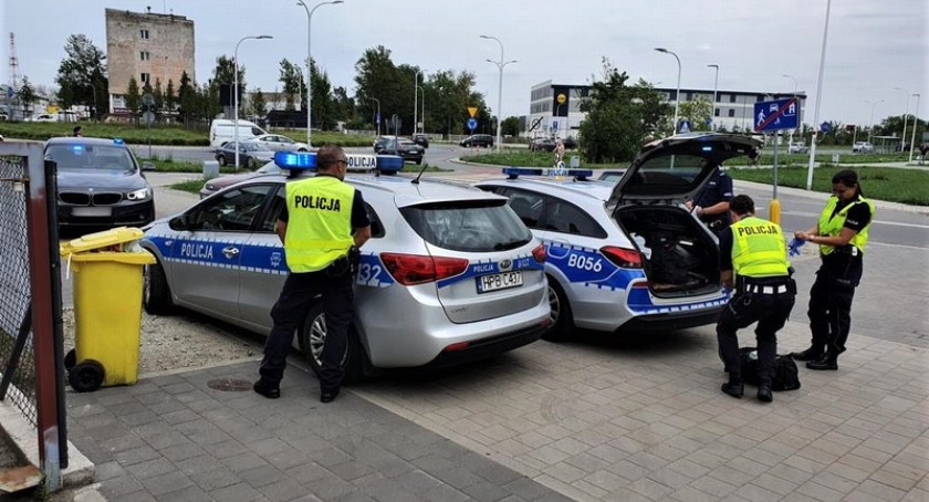 Narkotyki w organizmie, na dowodzie osobistym, w portfelu i w aucie… Dwóch zatrzymanych i finał kontroli drogowej w policyjnym areszcie