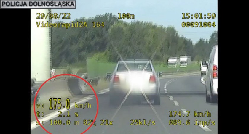 Uciekał drogą ekspresową S8, mając w organizmie prawie 2,5 promila! W trakcie pościgu kilkukrotnie próbował staranować policyjny radiowóz [FILM]