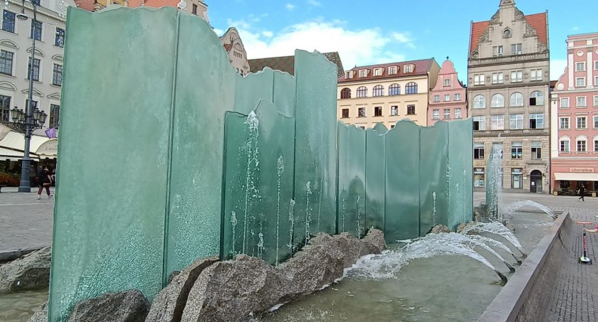 Fontanna na Rynku zniszczona. Ktoś rozbił jej szyby