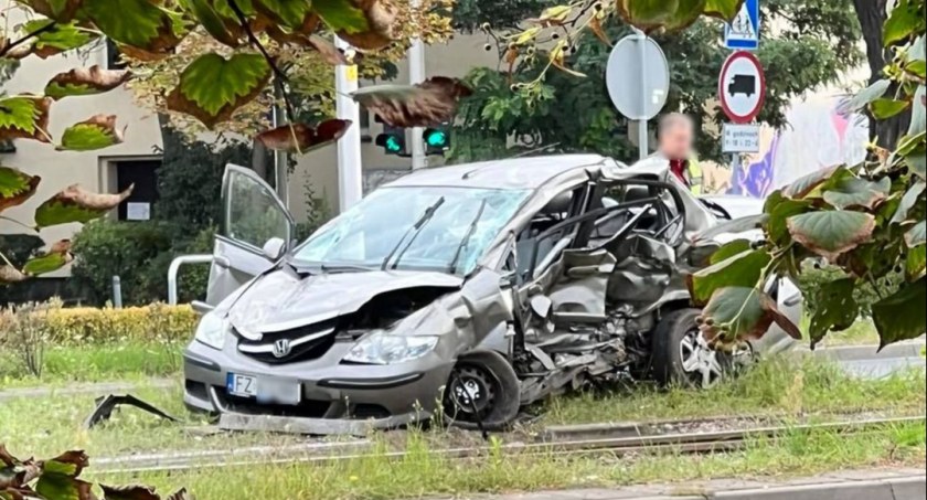 Kierowca Hondy nie żyje, pasażer w stanie ciężkim. Podróżujący Oplem byli pijani. Tragiczny wypadek na Lotniczej we Wrocławiu