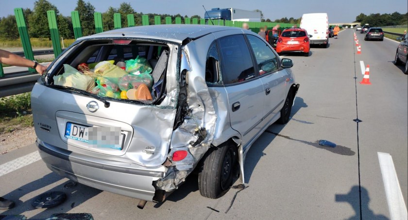 Poważne utrudnienia na A4 w kierunku Legnicy. Dwie kolizje z udziałem 7 aut osobowych i busa