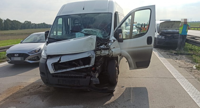 Kolizja trzech aut na 121 kilometrze autostrady A4 w kierunku Zgorzelca