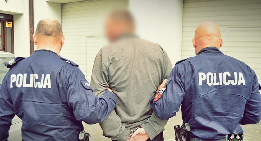 Mężczyzna odpowie za kradzież rozbójniczą. Policjantom tłumaczył, że kradzieży dokonał, gdyż miał wielkiego „kaca” 