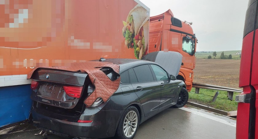 Utrudnienia na A4. Ciężarówką wyprzedzał BMW podczas silnych opadów deszczu. Manewr zakończył na barierach ochronnych