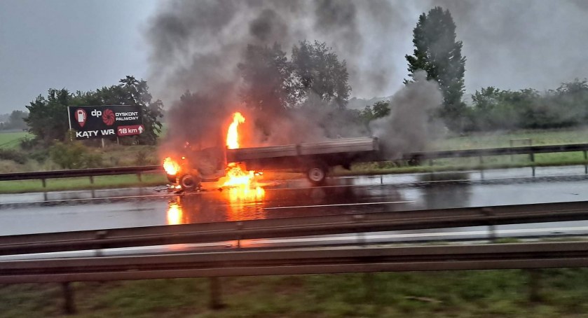 Pożar samochodu dostawczego na A4 w kierunku Legnicy. Uwaga na utrudnienia