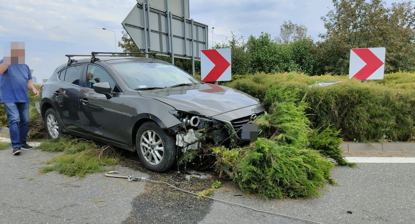 Poważna kolizja na zjeździe z AOW na Mokronos Dolny. Kierowca stracił przytomność podczas jazdy