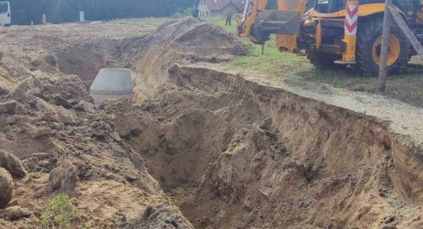 Tragedia w Cieszkowie. Zginął pracownik firmy budującej kanalizację.