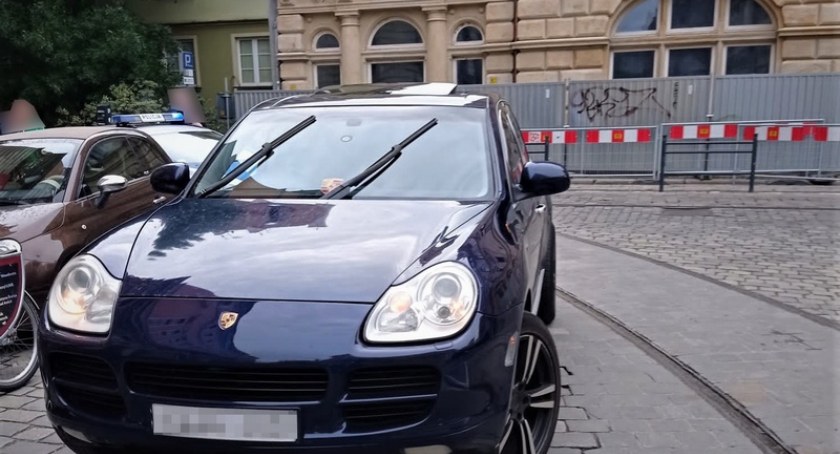 Zażywał kokainę. Później wsiadł za kierownicę Porsche