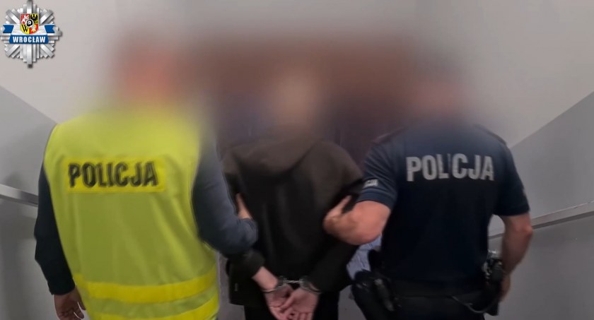 Policjanci zatrzymali agresywnego mężczyznę, który groził nożem pracownikom firmy wywożącej śmieci