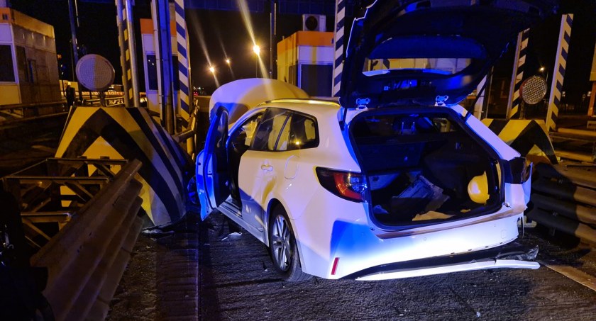 Kierowca hybrydowej Toyoty nie zmieścił się w bramce. Nocne utrudnienia na A4