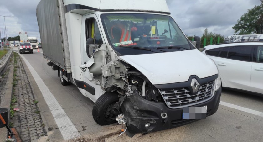 Kolizja dwóch pojazdów na A4. Uwaga na utrudnienia w poruszaniu się w kierunku Katowic