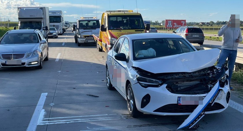 Kolizja trzech pojazdów na autostradzie A4 w kierunku Wrocławia. Uwaga na utrudnienia