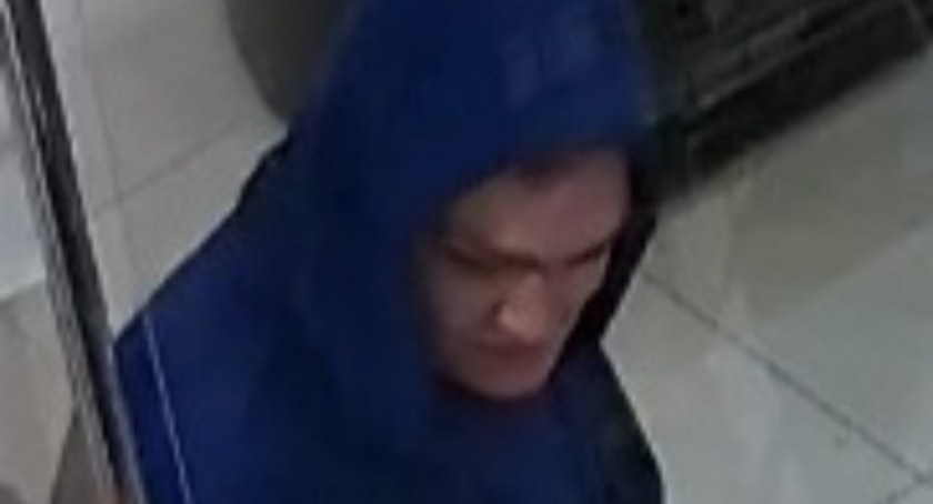 Policja poszukuje mężczyzn podejrzanych o rozbój. Jeśli ich znasz, zadzwoń na komisariat