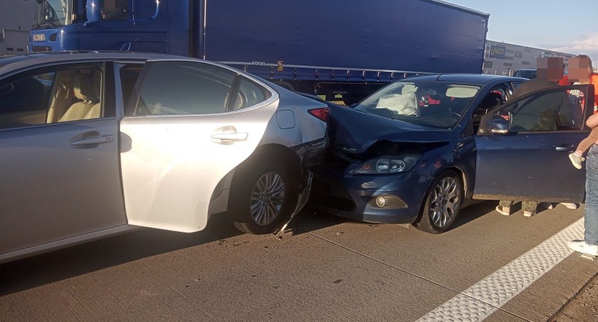 Zderzenie czterech aut na A4 w kierunku Zgorzelca. Uwaga na utrudnienia