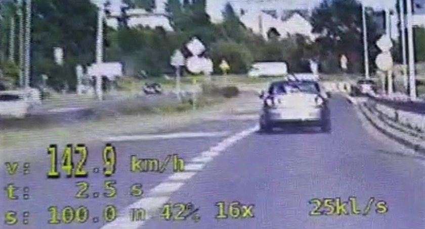 O tym, że warto zdjąć nogę z gazu przekonało się dwoje kierujących. Stracili prawo jazdy