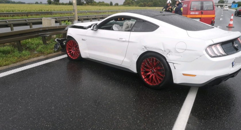 Celebrytka z powiatu oławskiego wpadła w poślizg na A4. Mustang uderzył w bariery