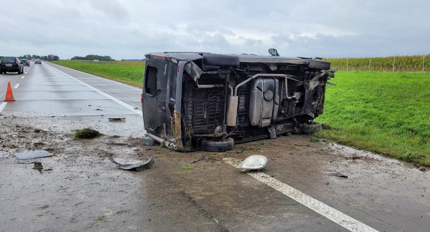 Dachowanie samochodu dostawczego na A4. Poważne utrudnienia na autostradzie w kierunku Legnicy