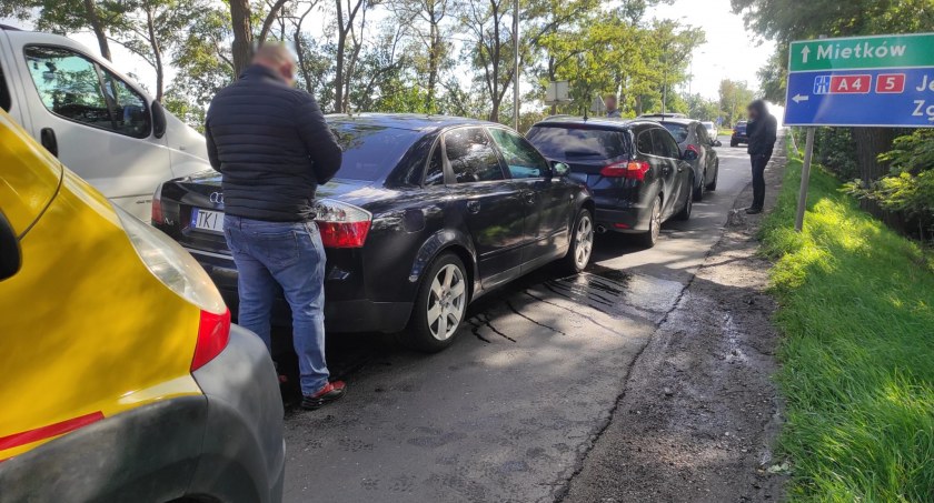 Kolizja 3 aut przed zjazdem na A4 powodem dzisiejszego drogowego paraliżu w Kątach Wrocławskich