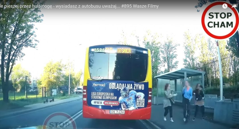 Kobieta na hulajnodze wjechała w dwie piesze na chodniku. Zobacz video.