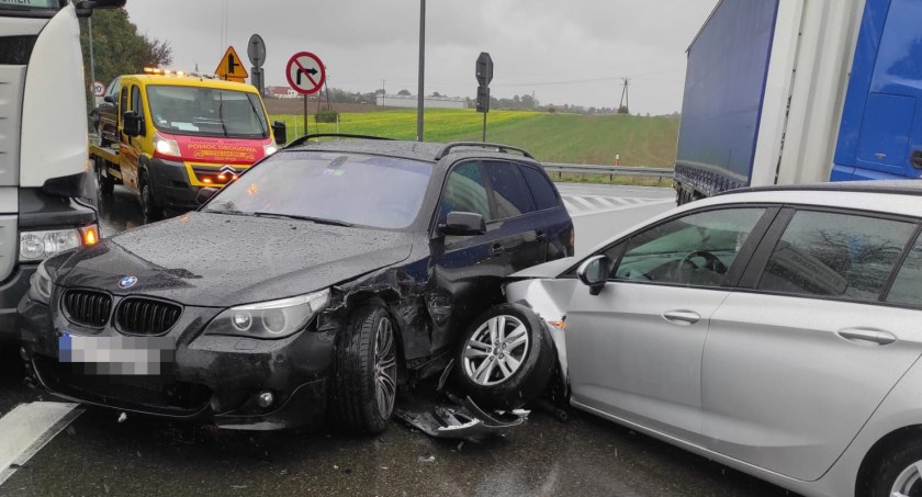 Kolizja dwóch osobówek na zjeździe z A4 na Kostomłoty. Uwaga na utrudnienia