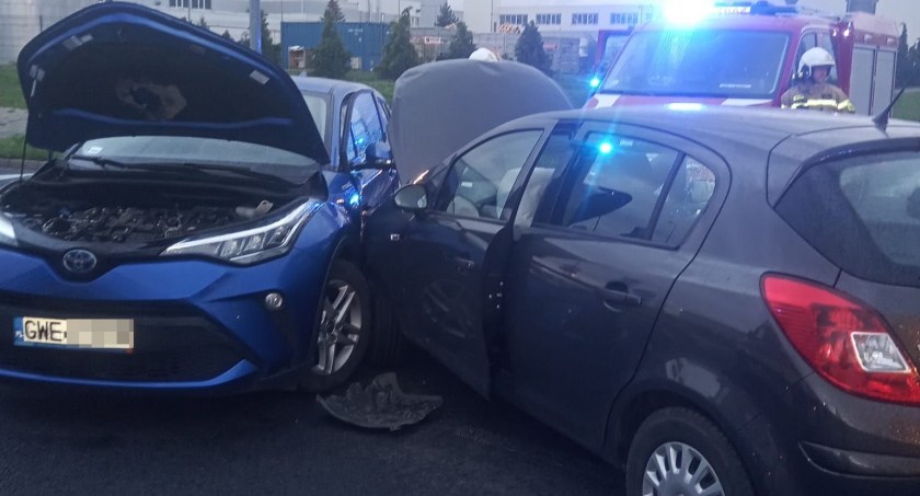 Kolizja dwóch aut osobowych w Biskupicach Podgórnych. Obywatel Korei nie ustąpił pierwszeństwa