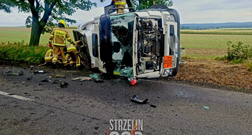 Kolizja cysterny z paliwem na DW-395. Droga na wysokości Dankowic jest nadal zablokowana