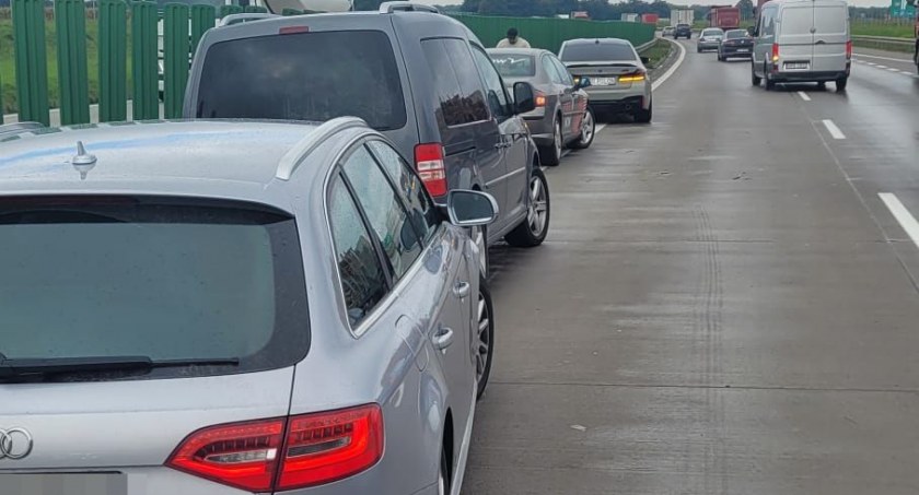 Dwie kolizje w jednym miejscu. Cztery uszkodzone pojazdy i spore utrudnienia na A4