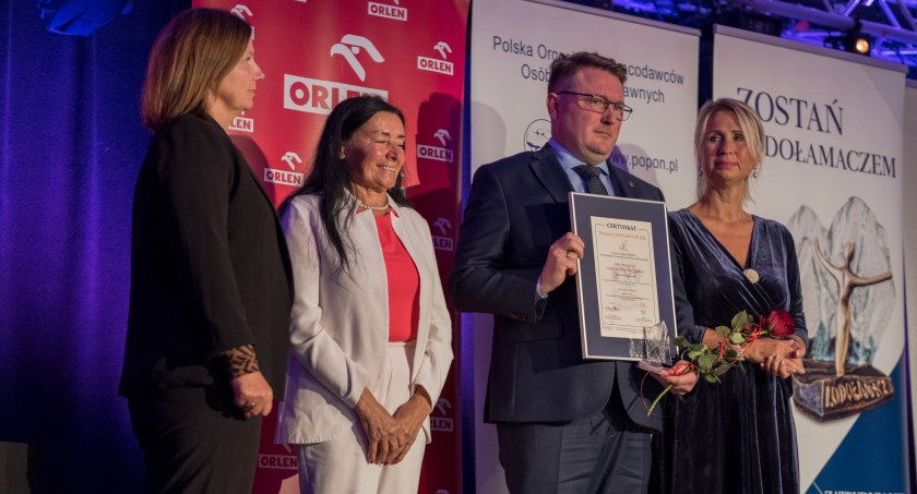 Adam Komar, prezes Fundacji „Potrafię Pomóc”, został dziś laureatem nagrody „Lodołamacze” w kategorii „Lodołamacz Specjalny”, przyznawanej za wybitne dokonania na rzecz osób z niepełnosprawnościami