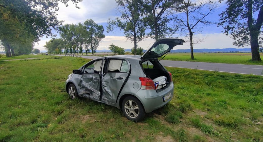 Próbował zjechać z drogi, gdy wyprzedzało go auto. Groźne zdarzenie na DW382