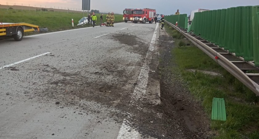 Bus dachując przebił bariery i wpadł do rowu po przeciwnej stronie autostrady. Potężne utrudnienia na A4