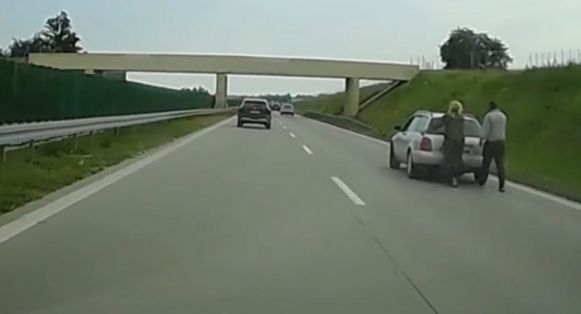 Pchali samochód na A4. Totalny brak wyobraźni mógł zakończyć się tragicznie. Zobacz film