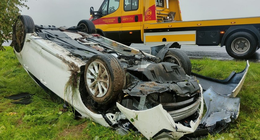 O krok od tragedii na trasie Cesarzowice-Środa Śląska. Sprawca kolizji odjechał z miejsca zdarzenia