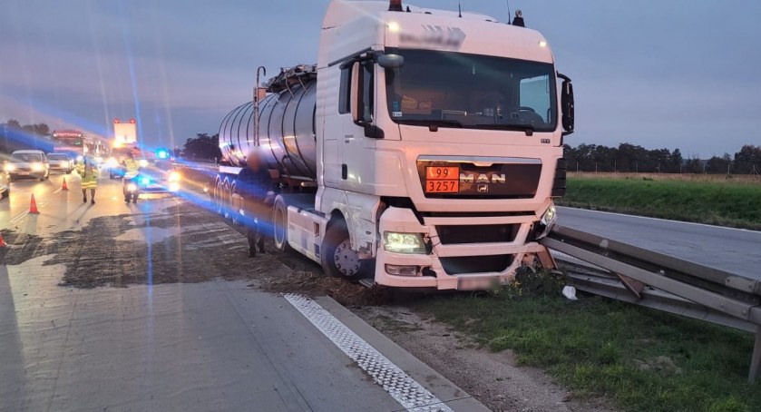 Ciężarówka uderzyła w bariery. Autostrada A4 w kierunku Wrocławia jest całkowicie zablokowana