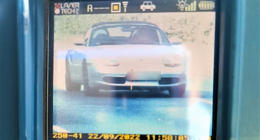  Zdenerwował się zachowaniem innego kierowcy wiec znacznie przyspieszył swoim porsche wpadając wprost w zasięg miernika prędkości 