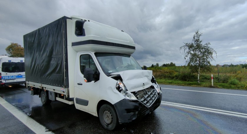 Popołudniowe utrudnienia na DK94. Dostawczy bus zderzył się z ciężarówką