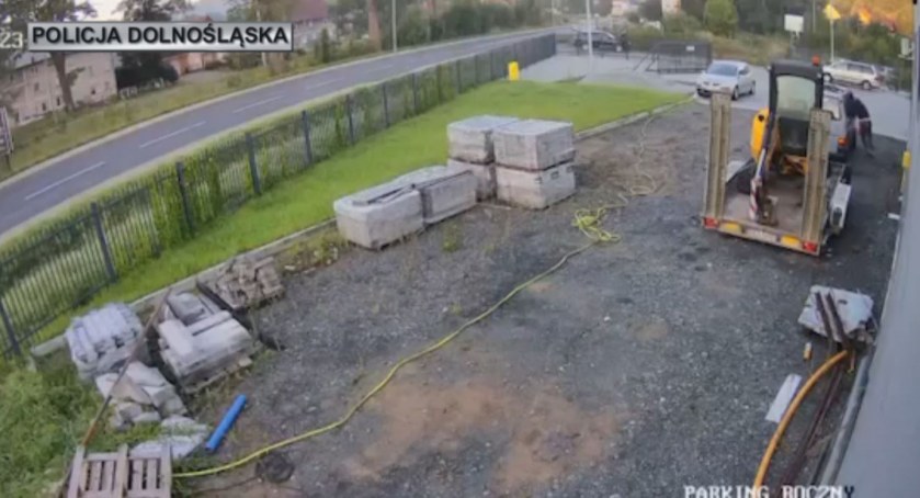 Podjechali busem oklejonym czarną folią i ukradli lawetę z koparką o wartości 108 tysięcy złotych. Zobacz film!
