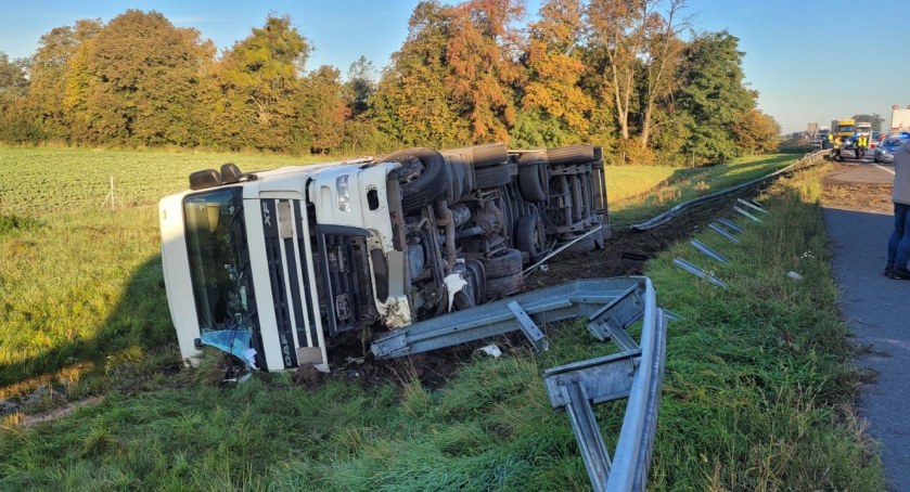 Ciężarówka wypadła z drogi. Uwaga na utrudnienia na A4 w kierunku Katowic